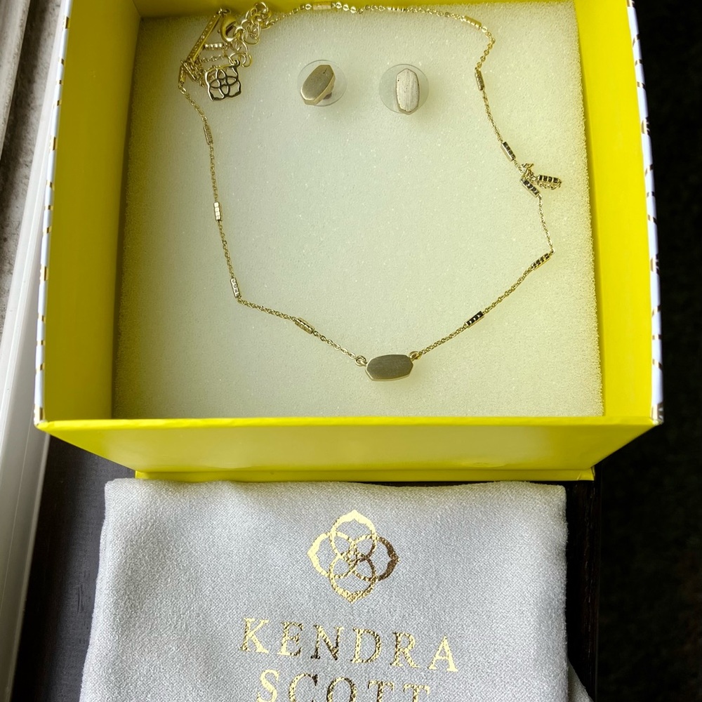 Kendra Scott necklace and earring set